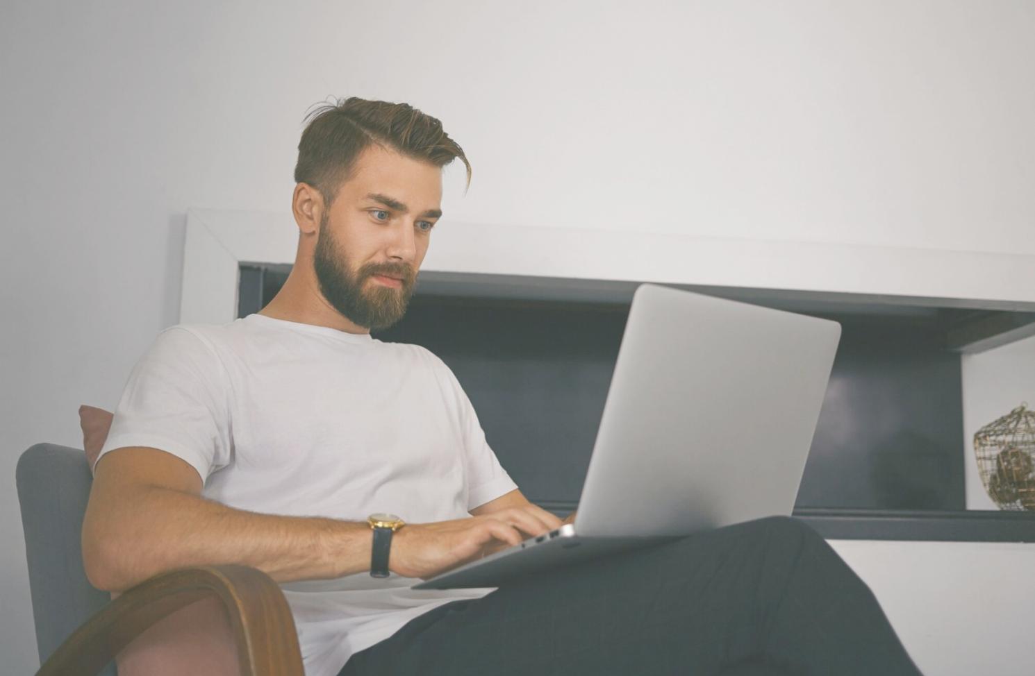 Participants lors d'un atelier pratique de budgétisation utilisant des outils numériques