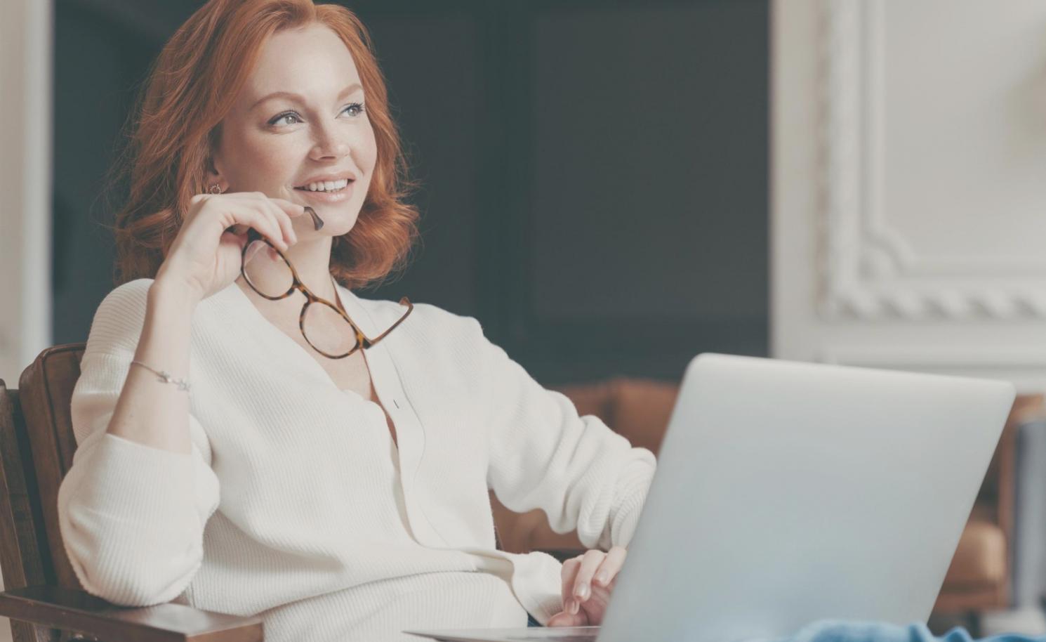 Salle de formation moderne avec tableaux interactifs et supports pédagogiques