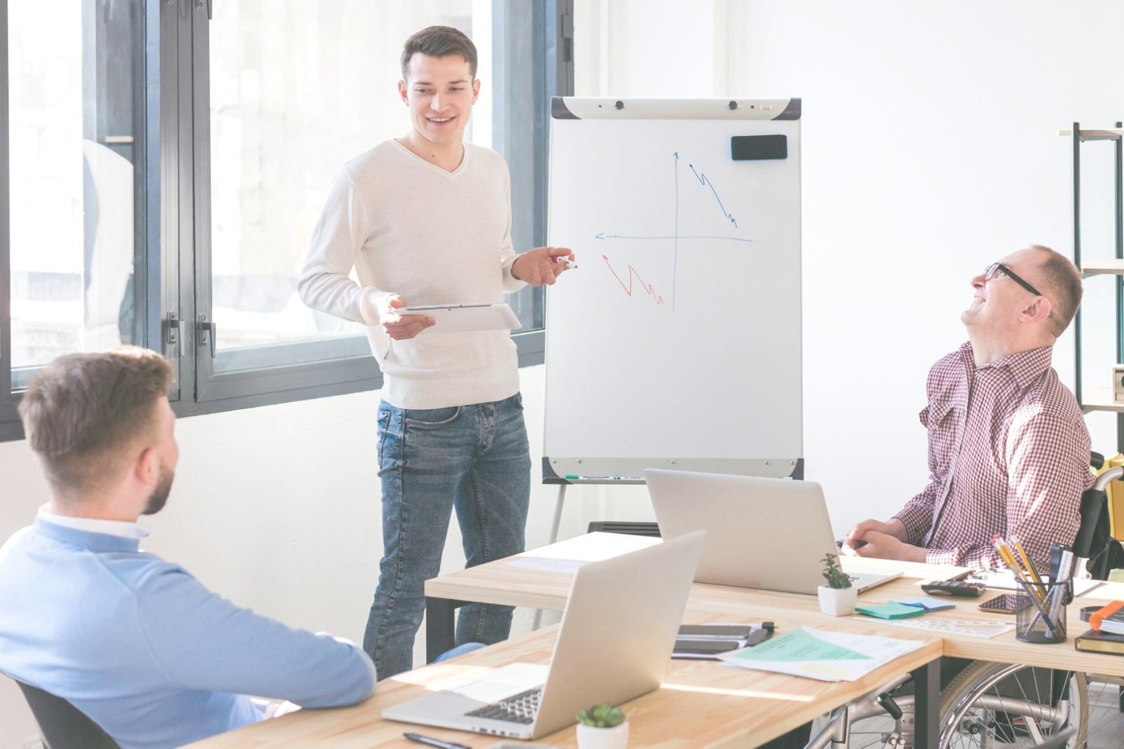 Séance de formation en gestion budgétaire avec des participants engagés