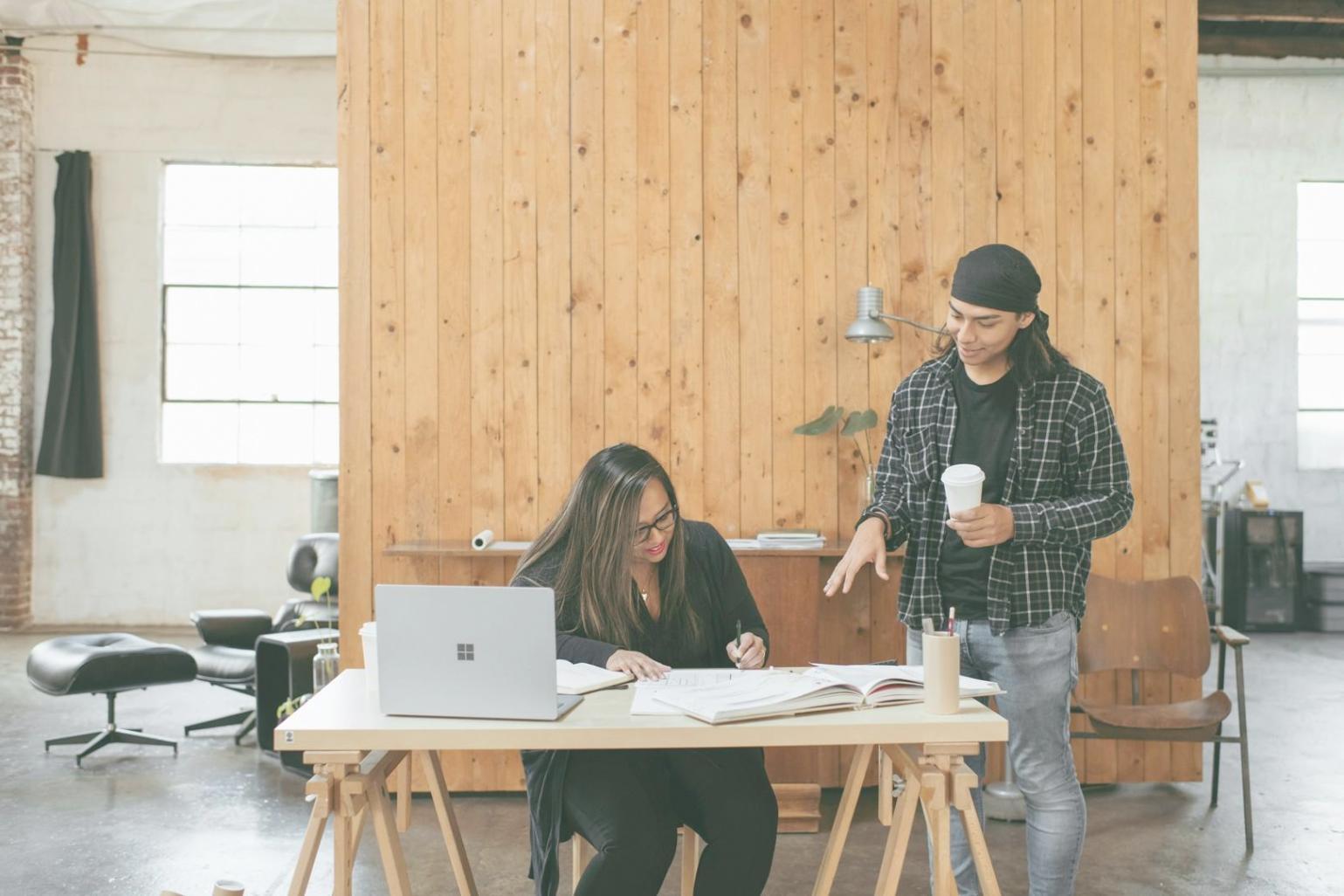 Équipe de formateurs travaillant ensemble sur le développement de nouveaux contenus pédagogiques