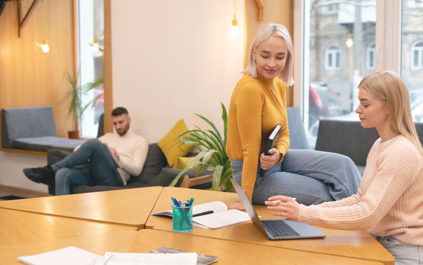 Vue d'ensemble d'une session de formation collaborative avec interaction entre formateurs et participants