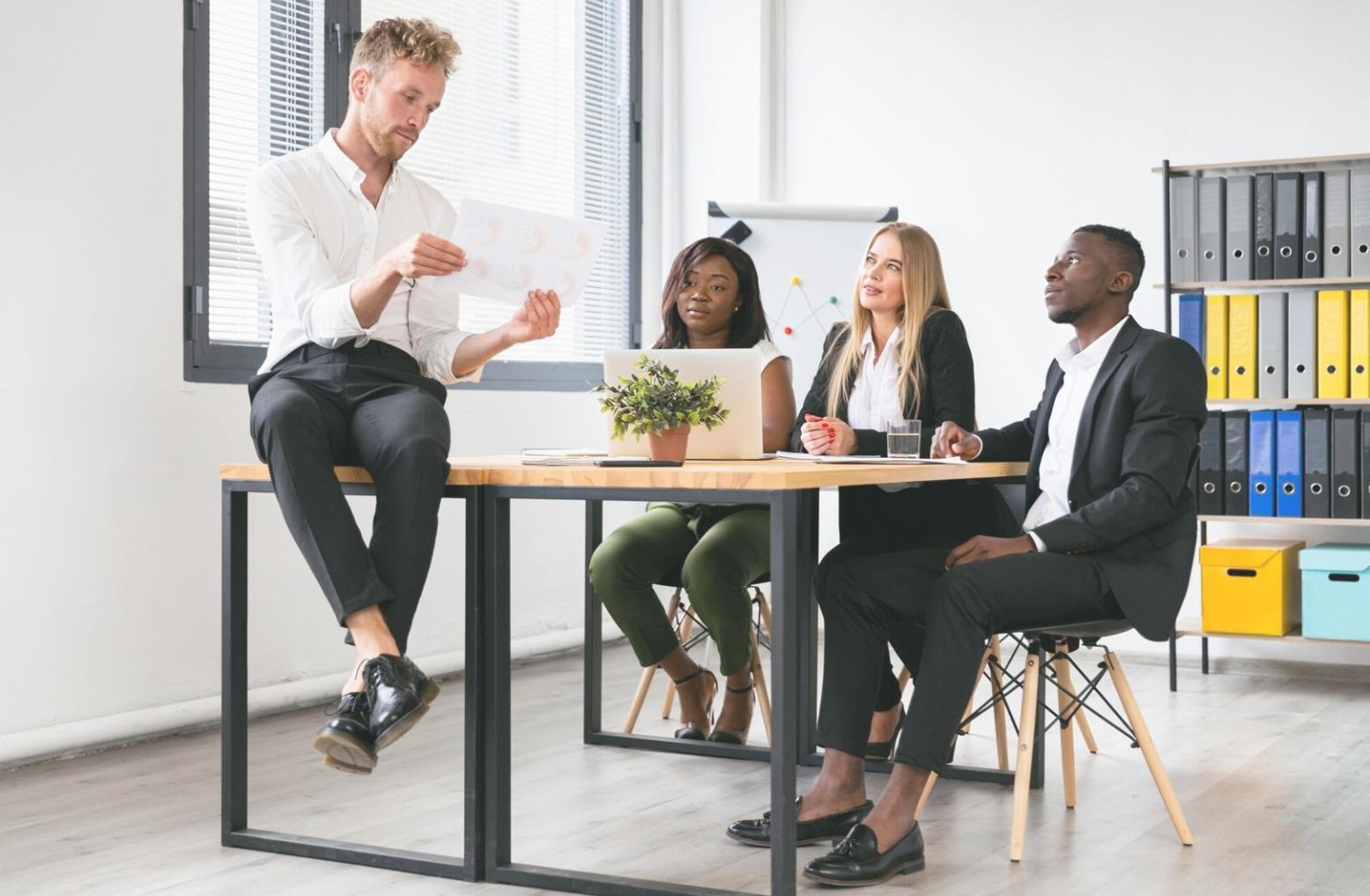 Espace de travail collaboratif avec documents de formation budgétaire